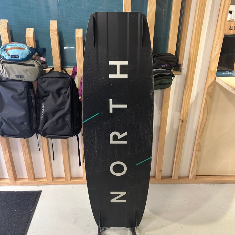 Twintip Complete Occasion North Atmos Carbon 2022 taille 138x41cm Twintip Complete Occasion North Atmos Carbon 2022 taille 138x41cm