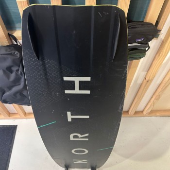 Twintip Complete Occasion North Atmos Carbon 2022 taille 138x41cm Twintip Complete Occasion North Atmos Carbon 2022 taille 138x41cm