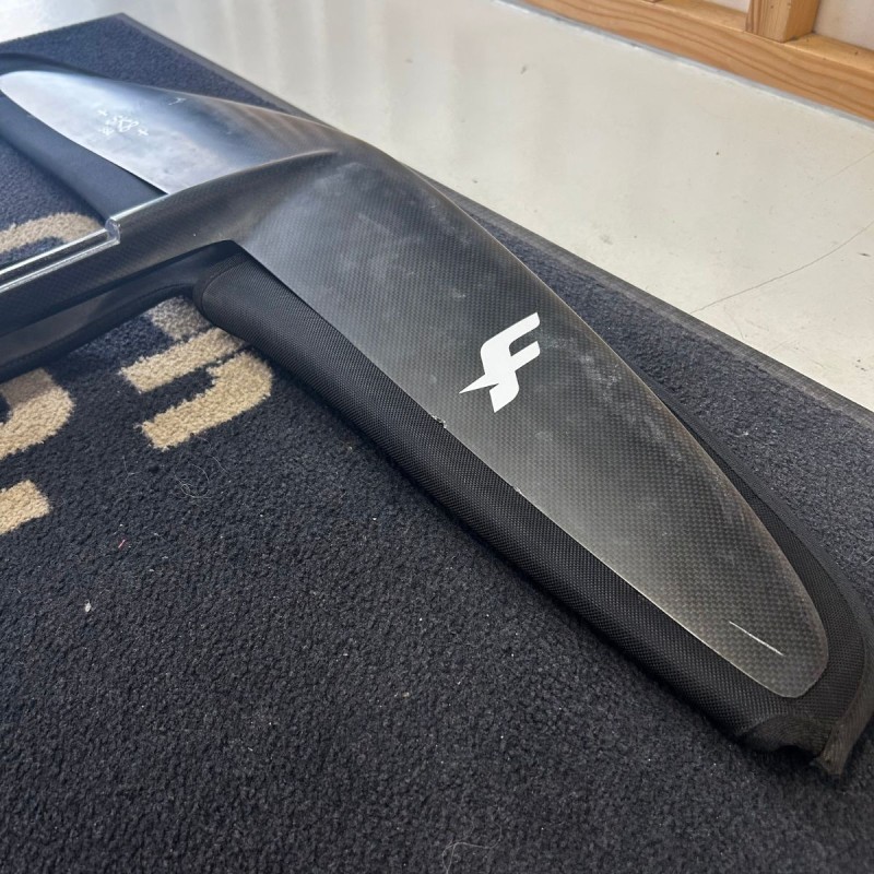 Foil occasion F-One sk8 Carbon 800cm2 + stab carving 200cm2 Foil occasion F-One sk8 Carbon 800cm2 + stab carving 200cm2