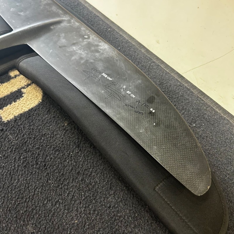 Foil occasion F-One sk8 Carbon 800cm2 + stab carving 200cm2 Foil occasion F-One sk8 Carbon 800cm2 + stab carving 200cm2
