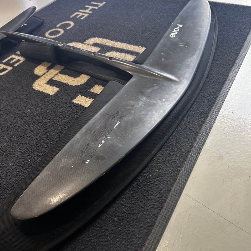 Foil occasion F-One sk8 Carbon 800cm2 + stab carving 200cm2 Foil occasion F-One sk8 Carbon 800cm2 + stab carving 200cm2