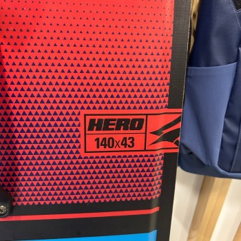 Twin Tip Complet Occasion Naish HERO 2020 - 140cmx43cm Twin Tip Complet Occasion Naish HERO 2020 - 140cmx43cm