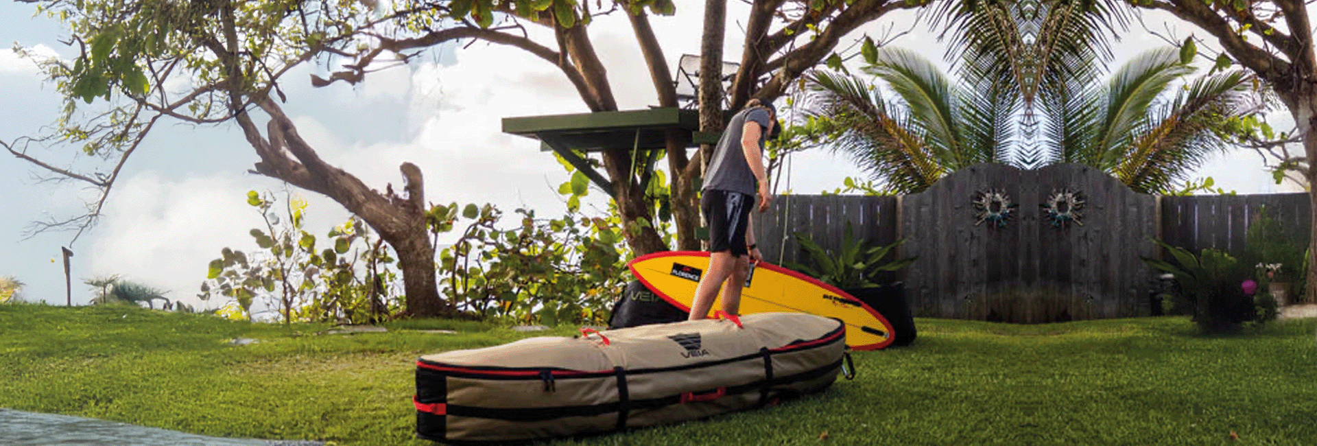 Quelle housse de surf choisir pour voyager ? Le guide complet